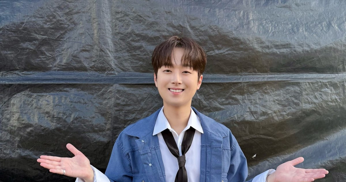 이찬원이 2026 더팩트뮤직어워즈에서 2관왕을 안은 뒤 환하게 웃는 모습