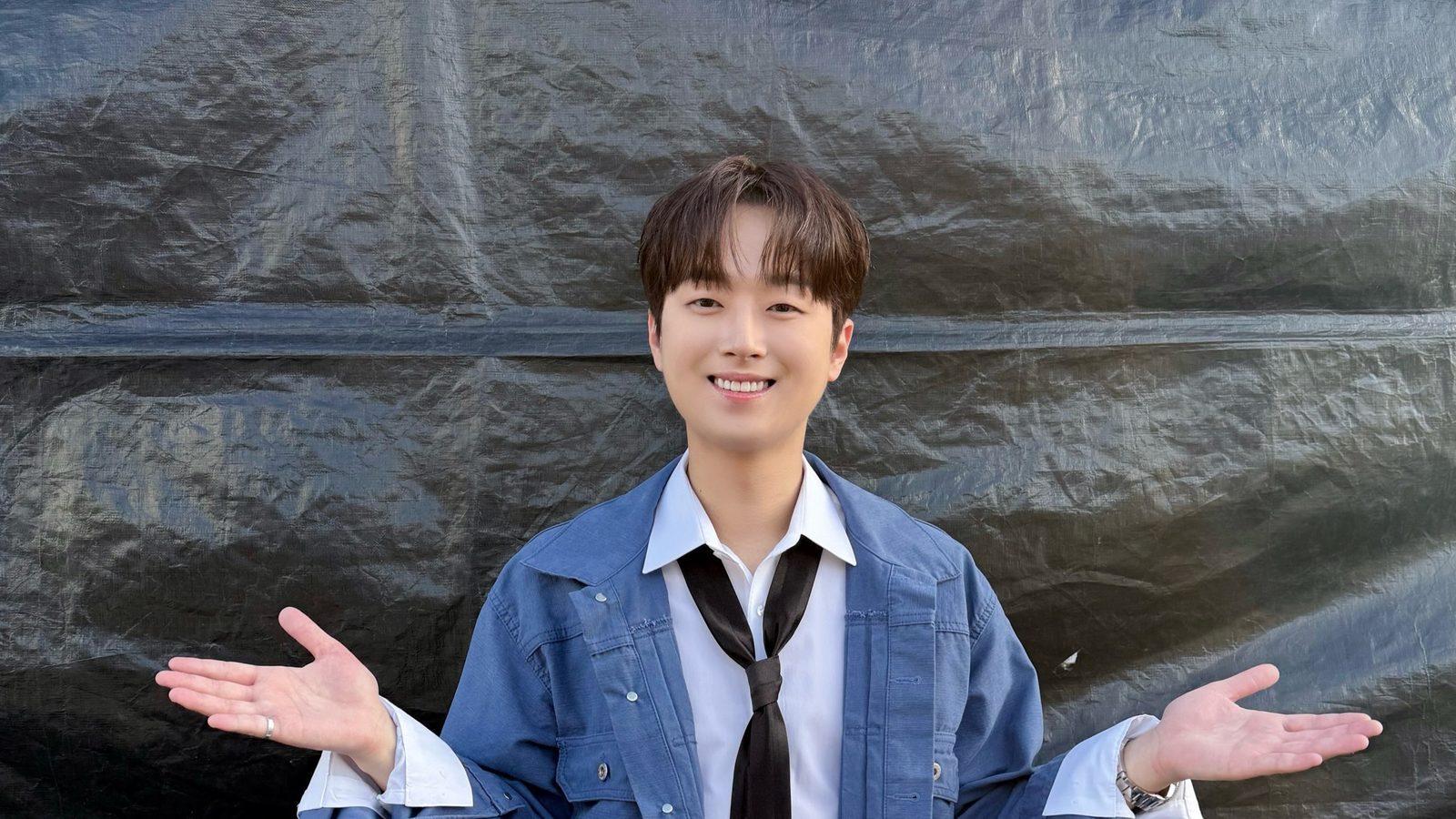 이찬원이 2026 더팩트뮤직어워즈에서 2관왕을 안은 뒤 환하게 웃는 모습