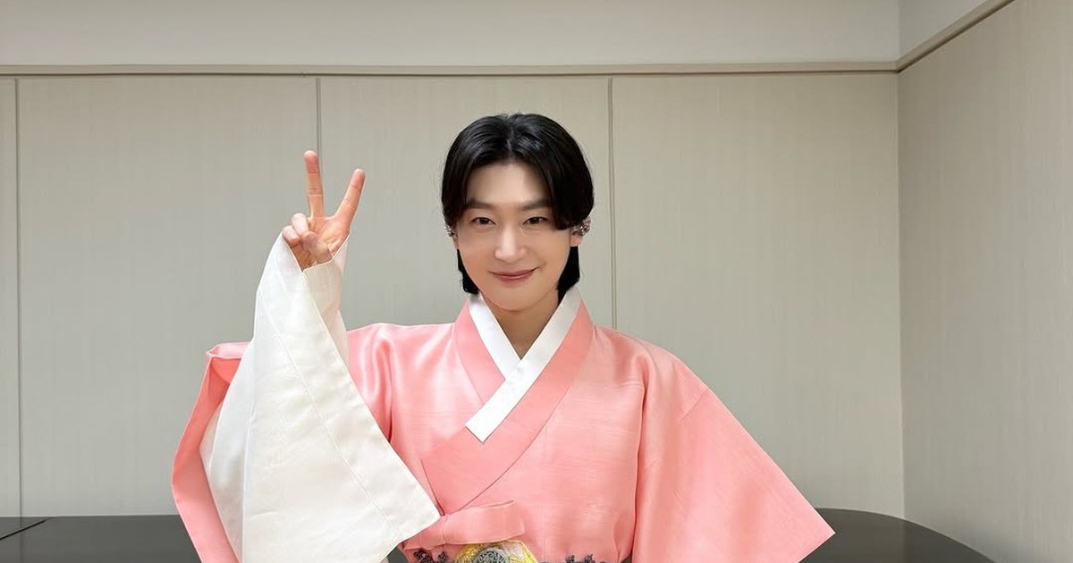김용빈이 한복을 입고 브이 자를 그리며 웃는 모습