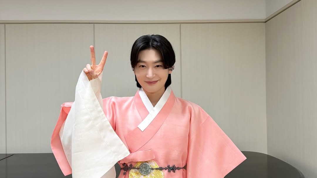 김용빈이 한복을 입고 브이 자를 그리며 웃는 모습