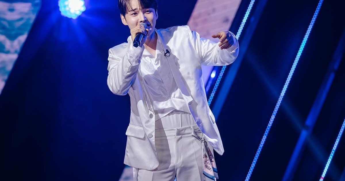 박서진의 모습 — 콘서트 무대에서 노래