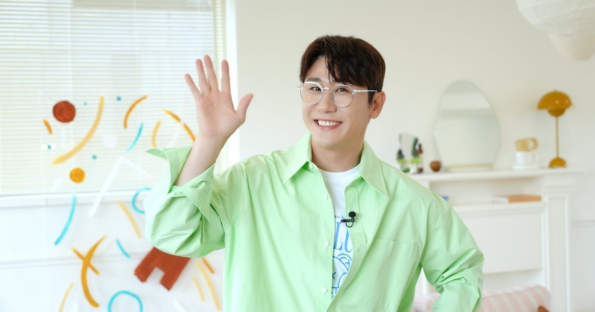 영탁이 연두색 셔츠 차림으로 밝게 웃으며 손을 흔드는 모습