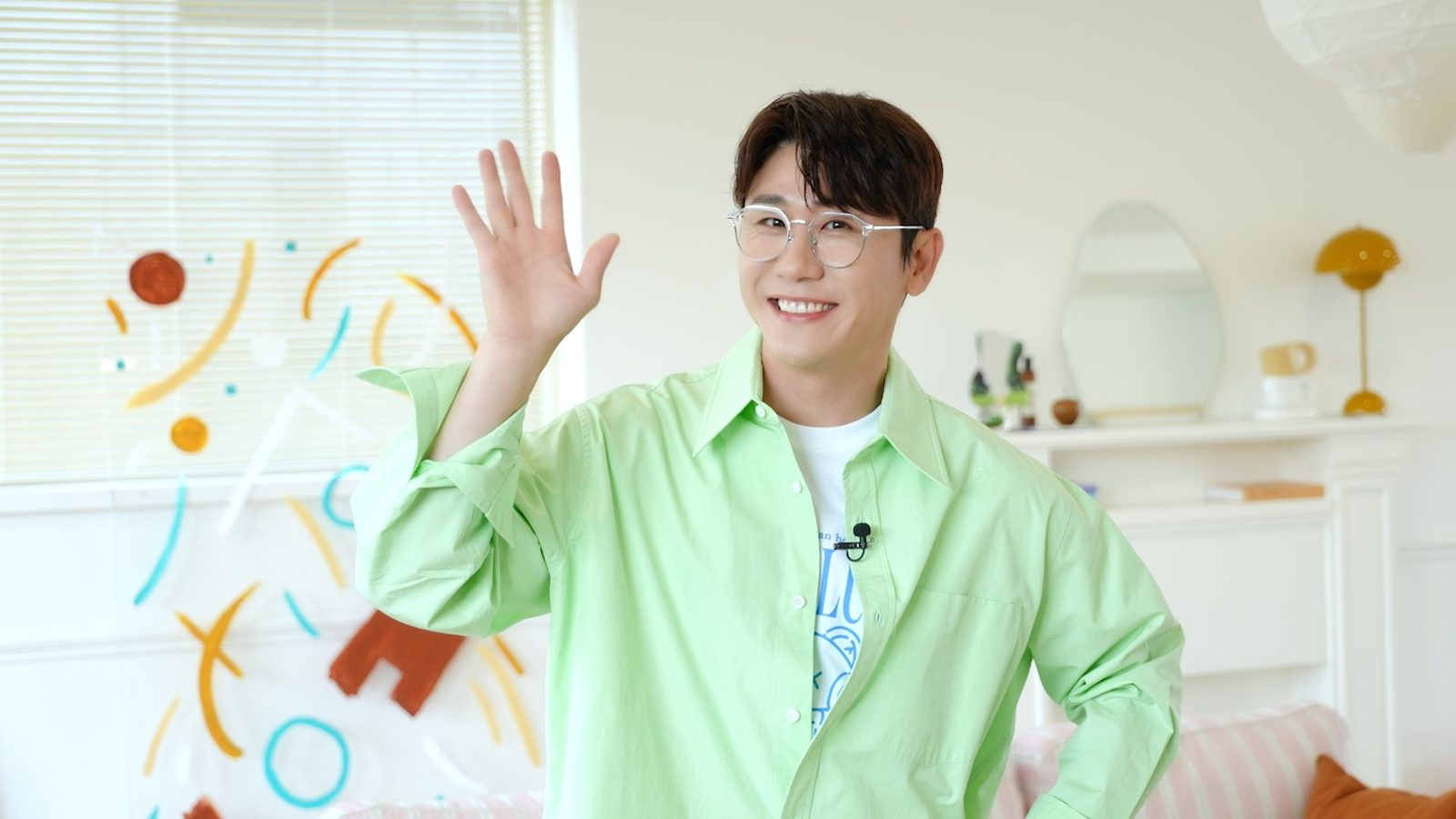 영탁이 연두색 셔츠 차림으로 밝게 웃으며 손을 흔드는 모습