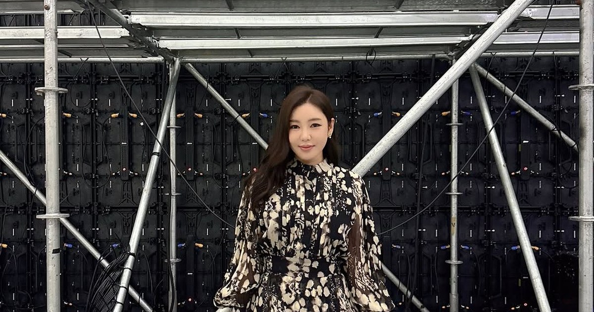 송가인이 검은색 무늬 원피스 차림으로 웃고 있는 모습