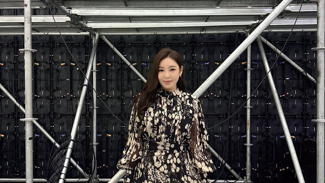 송가인이 검은색 무늬 원피스 차림으로 웃고 있는 모습