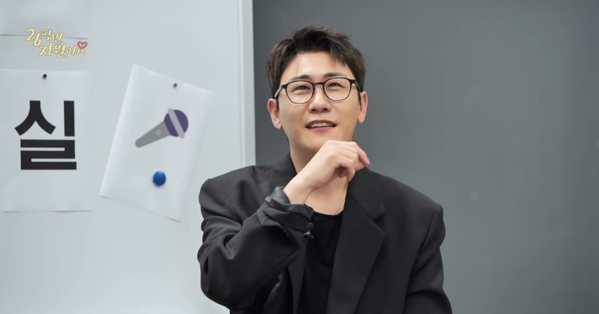 영탁이 안경에 검은 재킷 차림으로 웃으며 이야기하는 모습