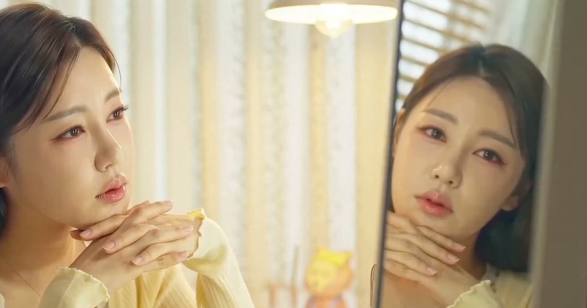 송가인이 노란 카디건 차림으로 거울을 보며 턱을 괴고 있는 모습, 송가인 공식 유튜브 뮤직비디오 장면