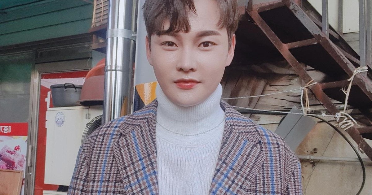 박서진이 무대에서 마이크를 들고 정면을 보며 환하게 웃는 상반신 사진