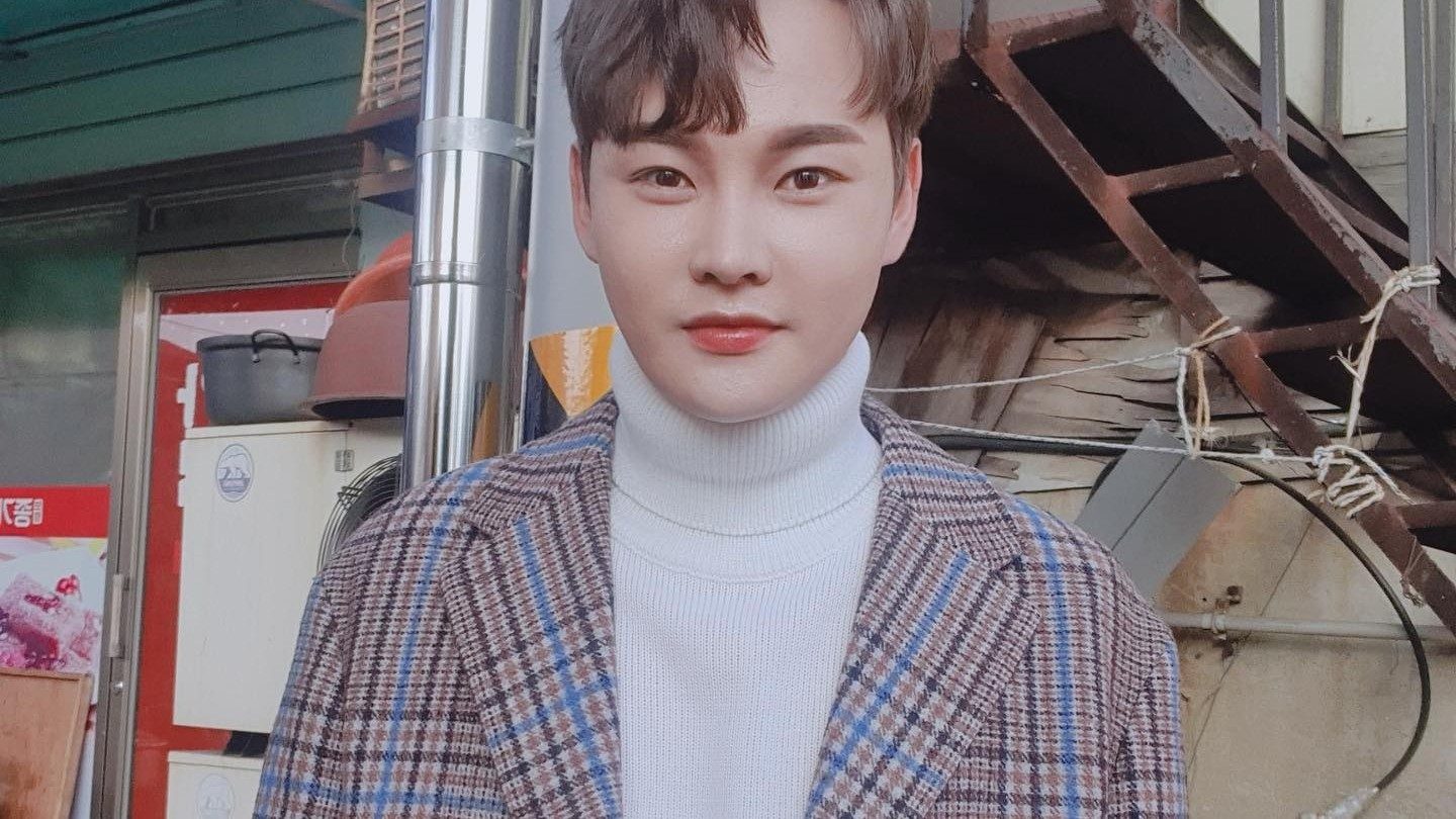 박서진이 무대에서 마이크를 들고 정면을 보며 환하게 웃는 상반신 사진