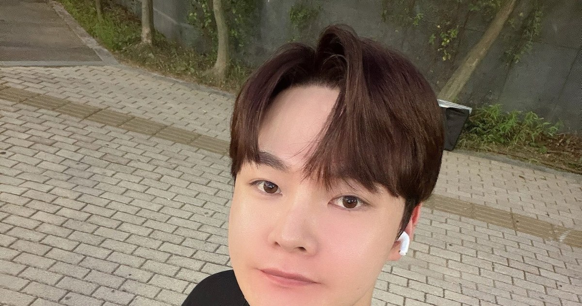 상반신 셀카를 찍은 박서진 자료사진