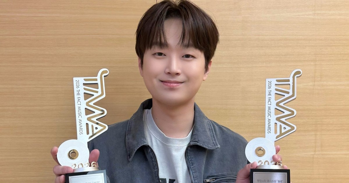 TMA 트로피 두 개를 양손에 들고 웃는 이찬원