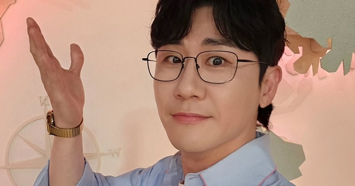 생일 케이크를 앞에 두고 브이 포즈로 웃는 영탁의 상반신 사진