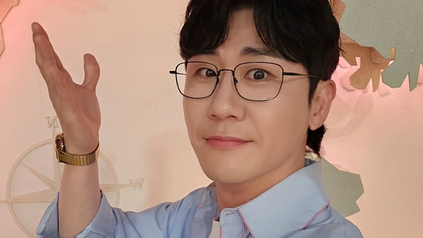 생일 케이크를 앞에 두고 브이 포즈로 웃는 영탁의 상반신 사진