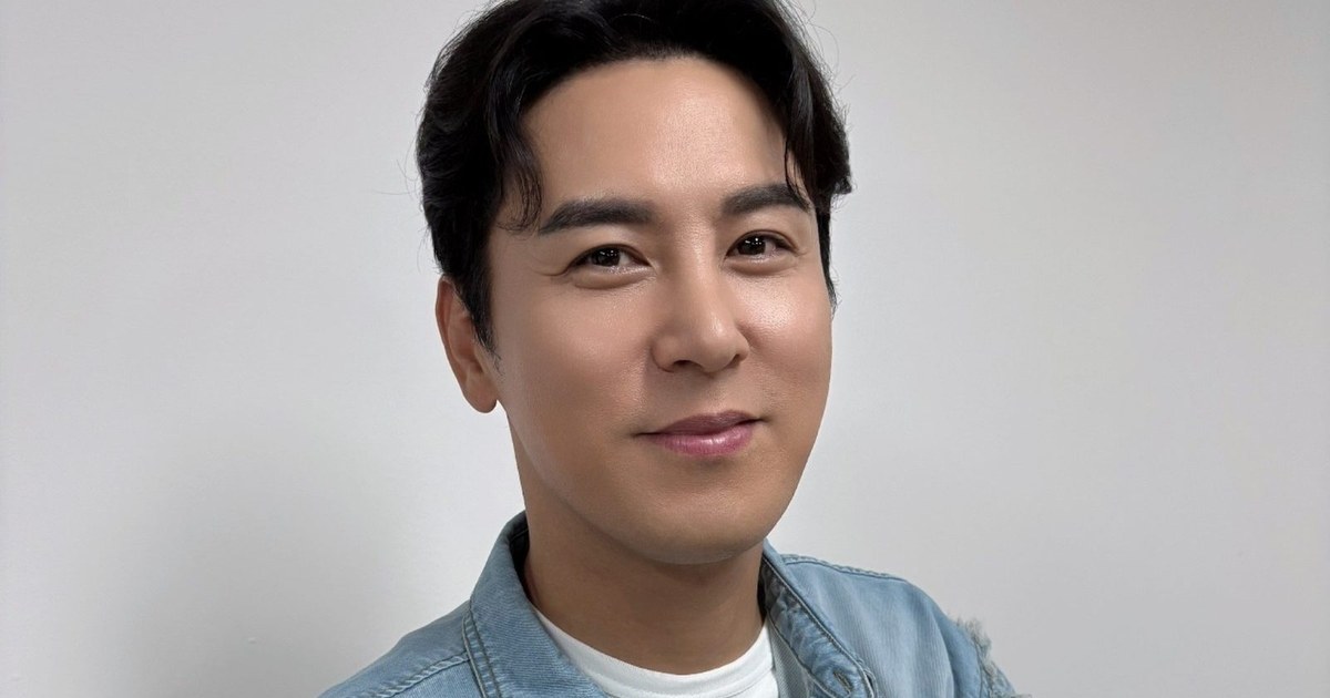 생일 케이크를 들고 브이 포즈로 웃는 장민호의 상반신 사진
