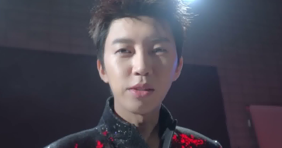 임영웅이 반짝이는 검정 콘서트 재킷을 입고 무대 조명 아래 정면을 바라보는 모습, 임영웅 공식 유튜브 콘서트 비하인드 장면