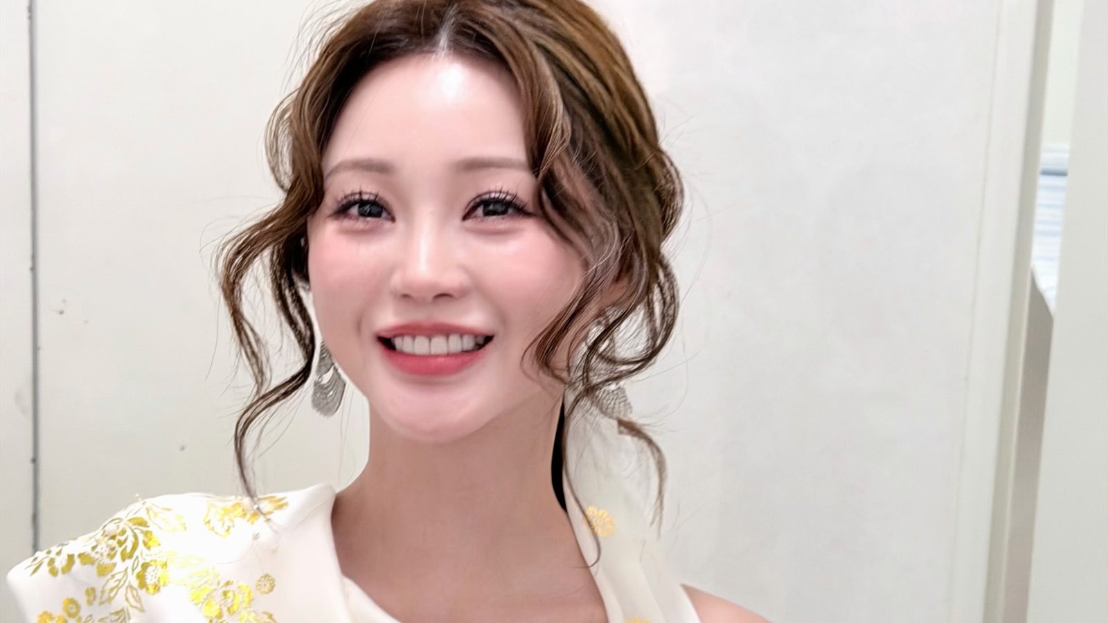 일본 여행지에서 환하게 웃는 홍지윤 자료사진