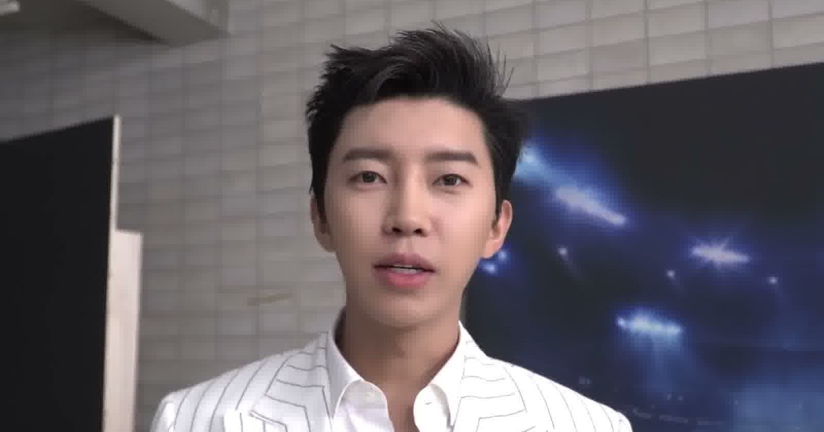 임영웅이 흰 스트라이프 슈트 차림으로 콘서트 포스터 촬영장에서 정면을 보는 모습, 임영웅 공식 유튜브 비하인드 장면