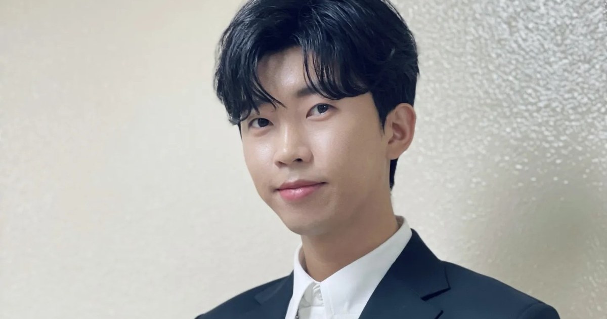 네이비 재킷 차림으로 살짝 고개를 기울여 정면을 바라보는 임영웅 자료사진