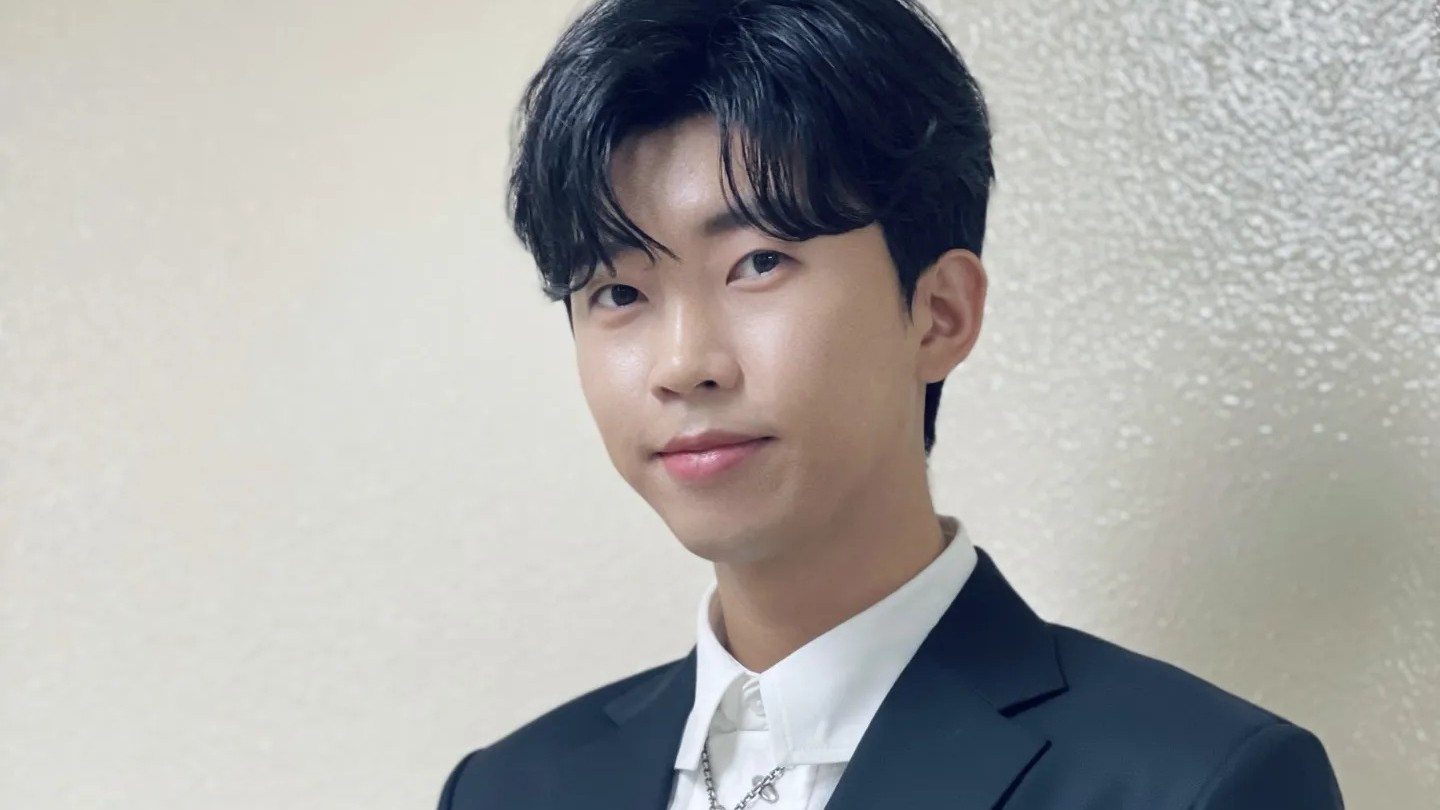 네이비 재킷 차림으로 살짝 고개를 기울여 정면을 바라보는 임영웅 자료사진