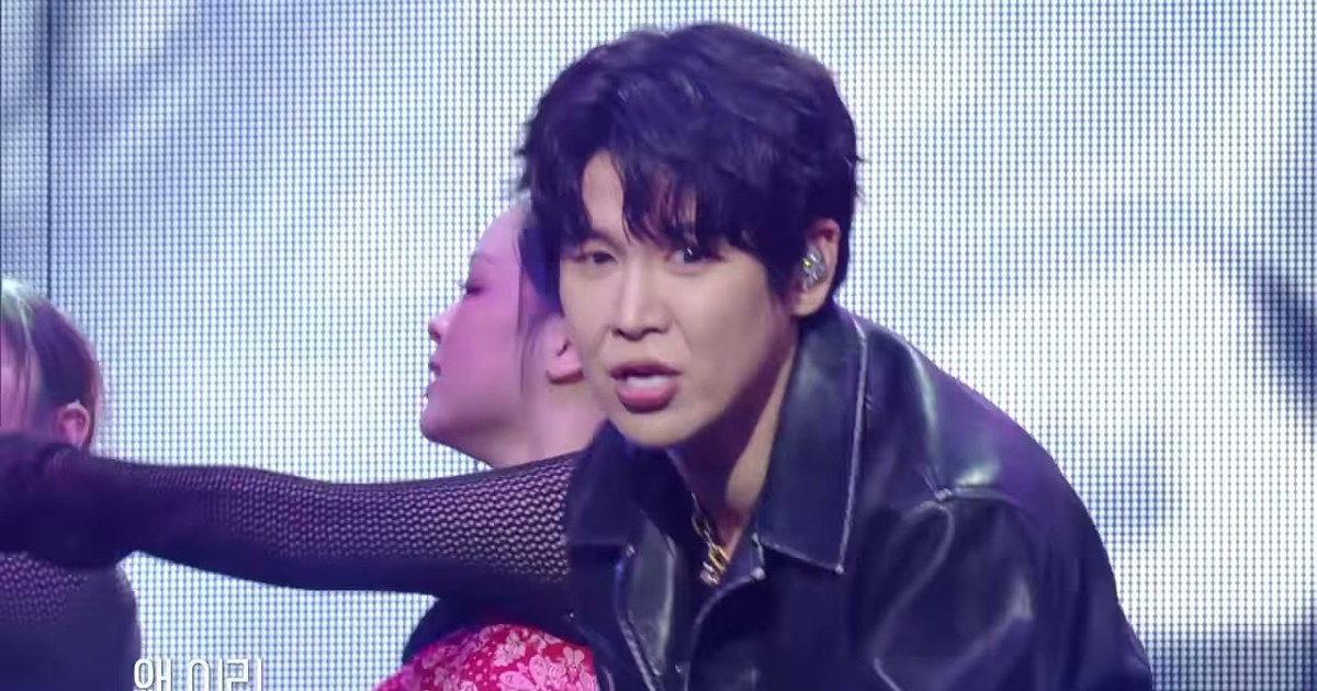 장한별이 '불후의 명곡' 무대에서 눈을 뜨고 정면을 보며 노래하는 모습