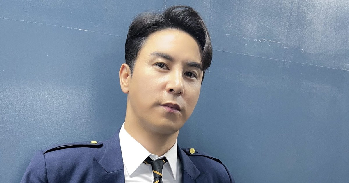 네이비 재킷을 입고 카메라를 응시하는 장민호 자료사진