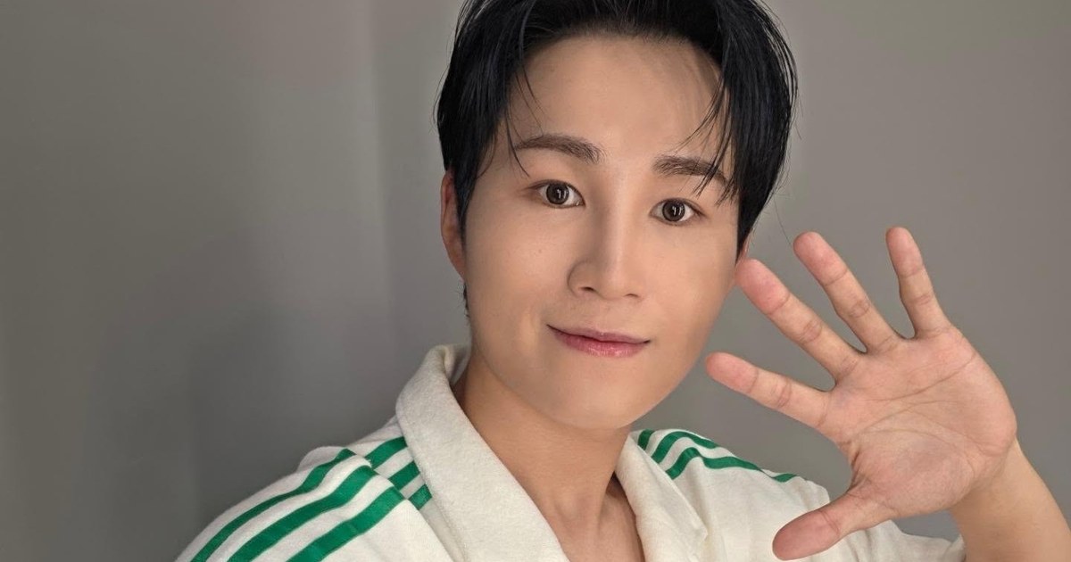 흰 상의 차림으로 정면을 바라보며 미소 짓는 김희재 자료사진