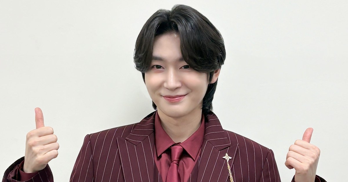버건디 핀스트라이프 수트 차림으로 두 엄지를 들어 보이는 김용빈 자료사진