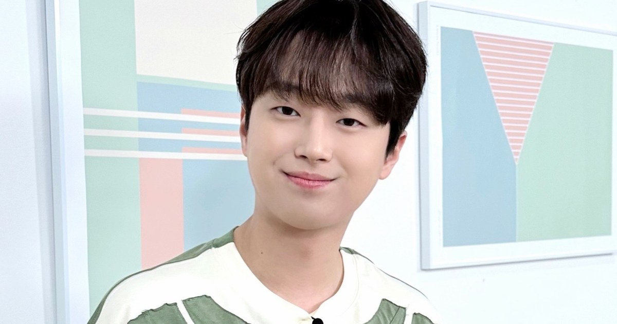 이찬원이 환하게 웃으며 카메라를 바라보는 모습