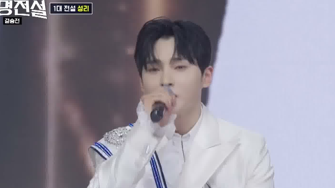 성리가 MBN '무명전설' 결승에서 '1대 전설' 띠를 두르고 정면을 바라보는 모습