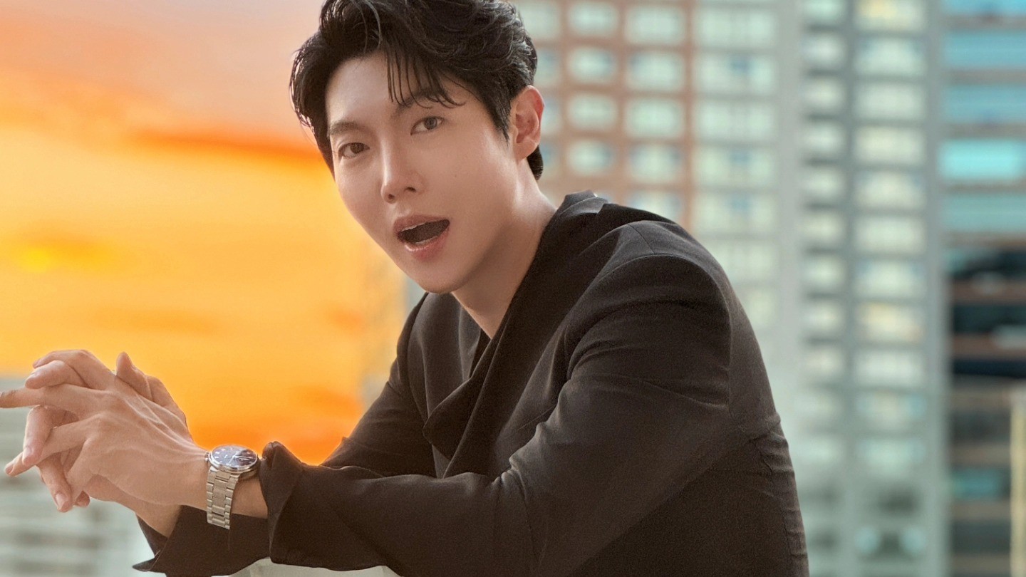 손태진이 노을 지는 도심을 배경으로 의자에 기대앉아 말하는 모습