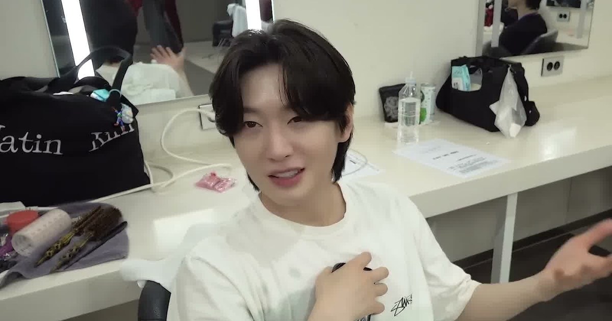 김용빈이 방송 대기실에서 흰 티셔츠 차림으로 밝게 웃으며 이야기하는 모습, 김용빈 공식 유튜브 방송 비하인드 장면