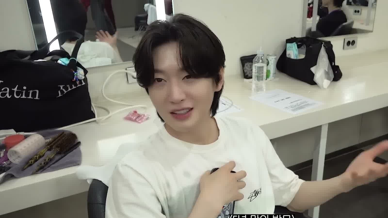 김용빈이 방송 대기실에서 흰 티셔츠 차림으로 밝게 웃으며 이야기하는 모습, 김용빈 공식 유튜브 방송 비하인드 장면