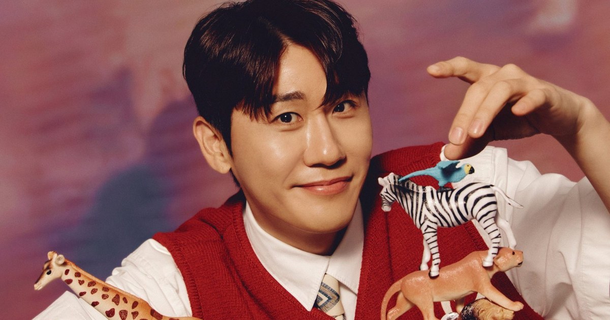 영탁이 붉은색 니트 조끼 차림으로 미니어처 동물 인형을 손에 들고 웃고 있는 모습