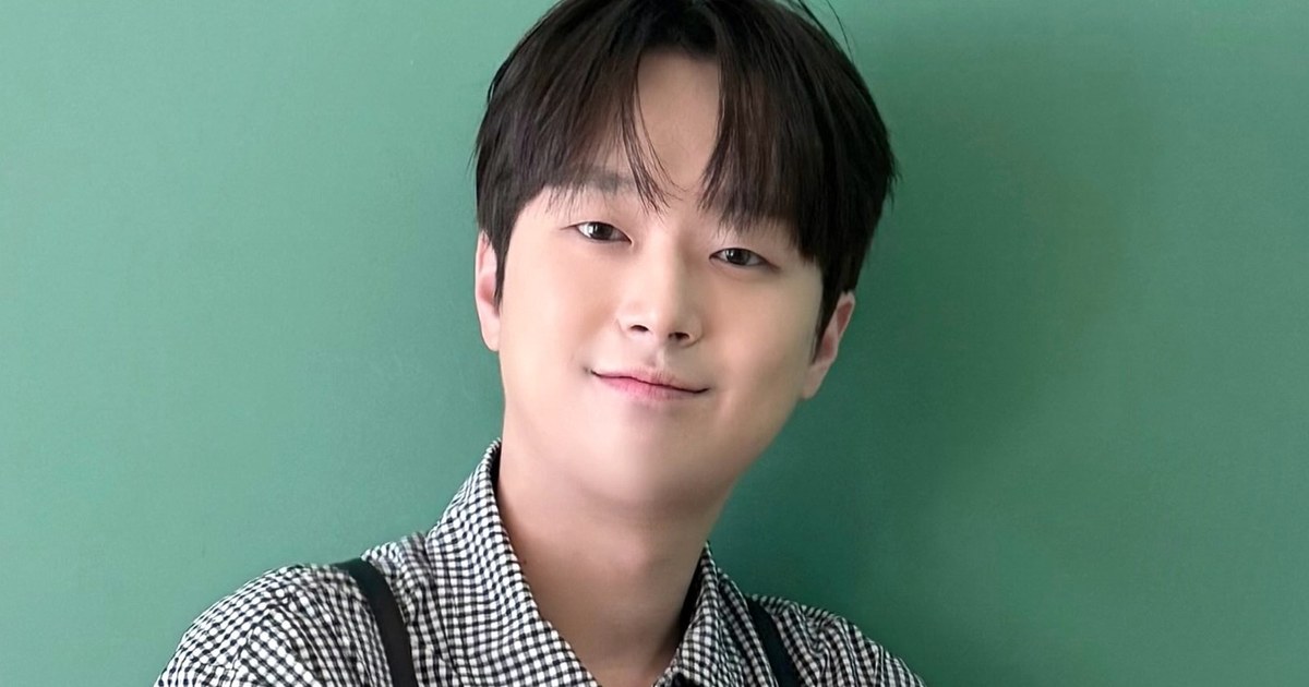 이찬원이 체크무늬 셔츠 차림으로 초록색 배경 앞에서 웃고 있는 모습