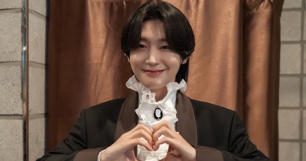 김용빈이 손으로 하트를 만들며 환하게 웃는 모습