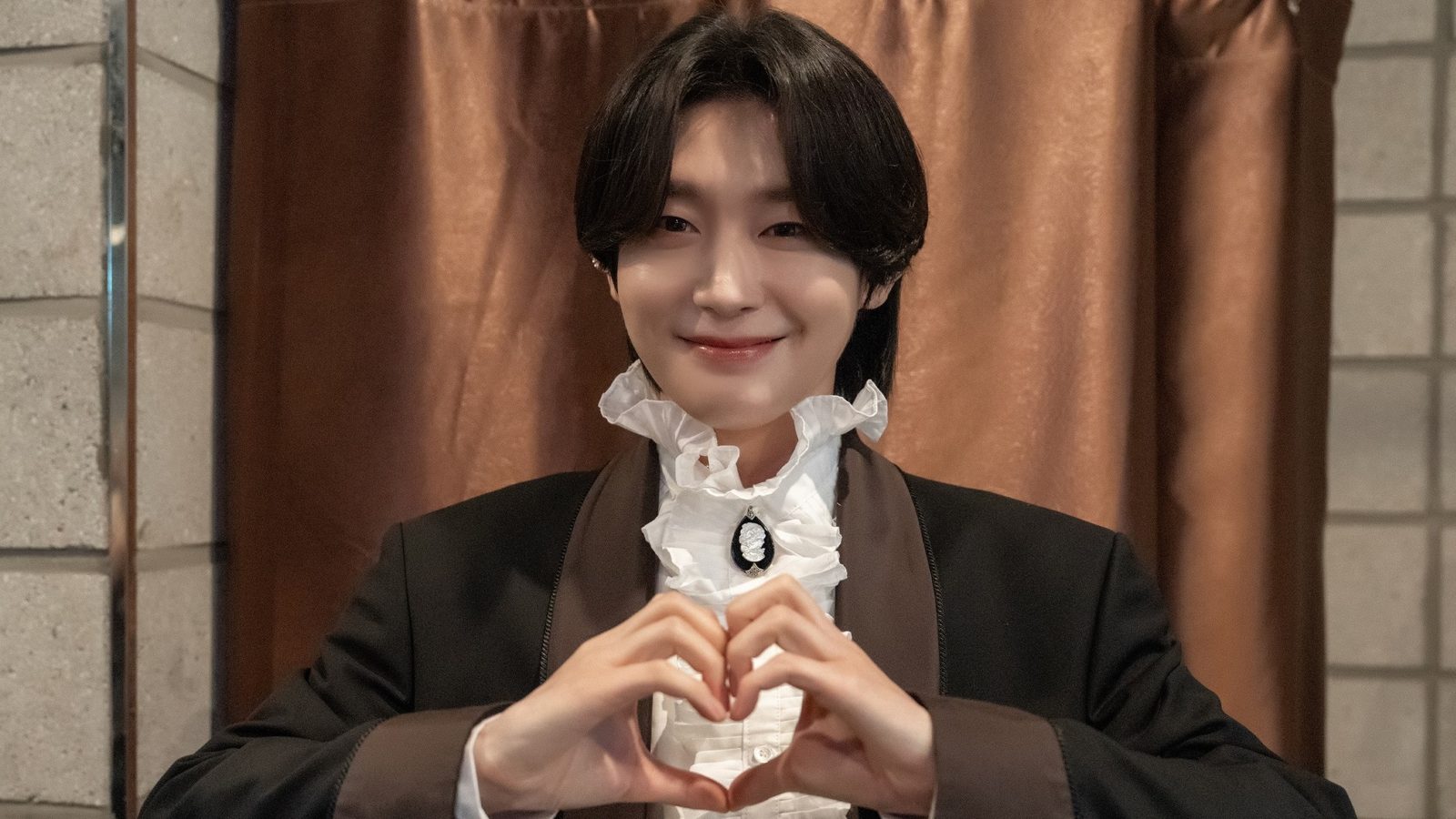 김용빈이 손으로 하트를 만들며 환하게 웃는 모습