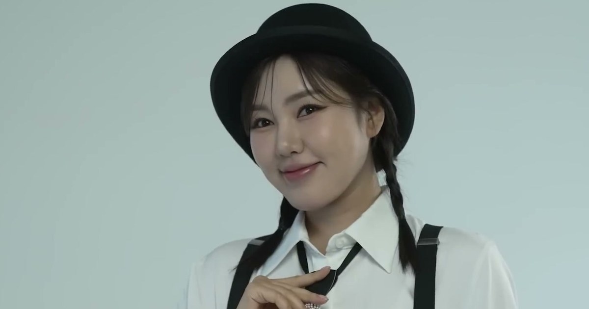 송가인이 검정 중절모와 흰 셔츠 차림으로 환하게 웃는 모습