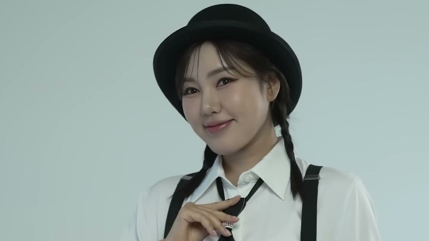 송가인이 검정 중절모와 흰 셔츠 차림으로 환하게 웃는 모습