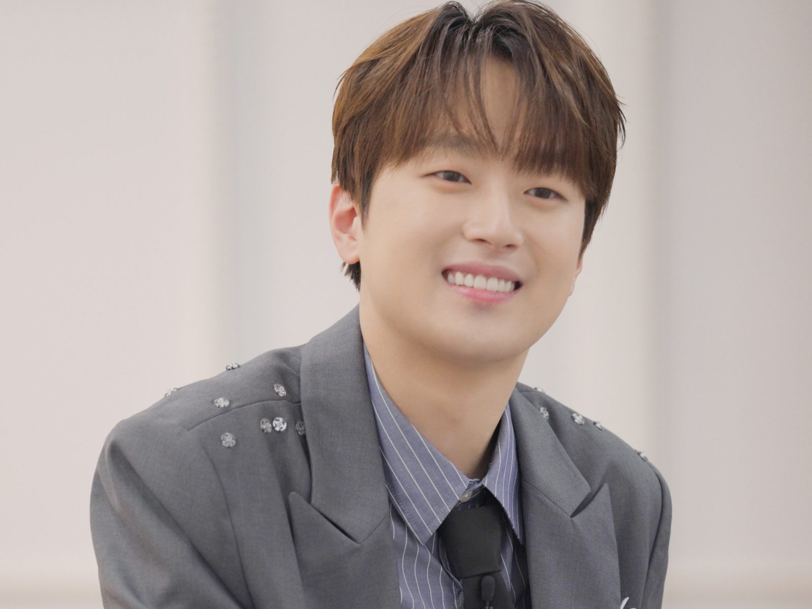 이찬원이 환하게 웃으며 서 있는 모습