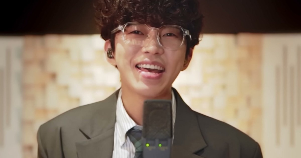 임영웅이 정장 차림으로 마이크 앞에서 노래하는 모습