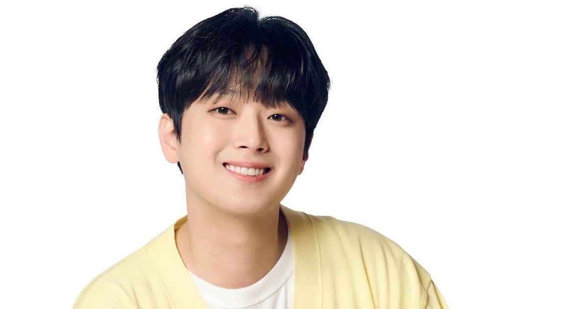이찬원이 밝은 노란색 카디건을 입고 환하게 웃는 모습