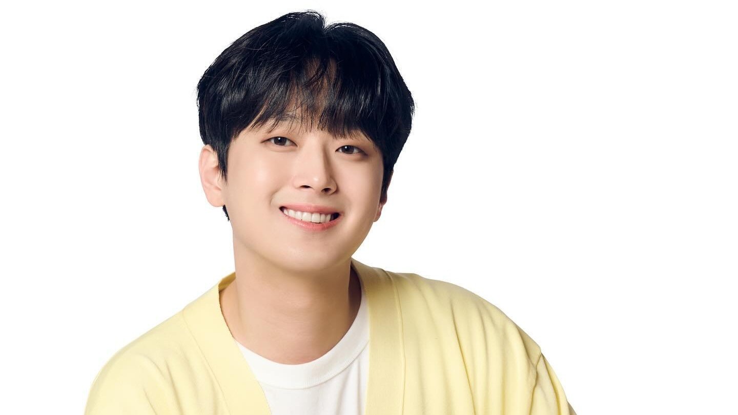 이찬원이 밝은 노란색 카디건을 입고 환하게 웃는 모습