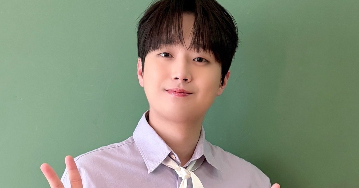 이찬원이 연두색 배경 앞에서 브이 자를 그리며 웃고 있는 얼굴 클로즈업