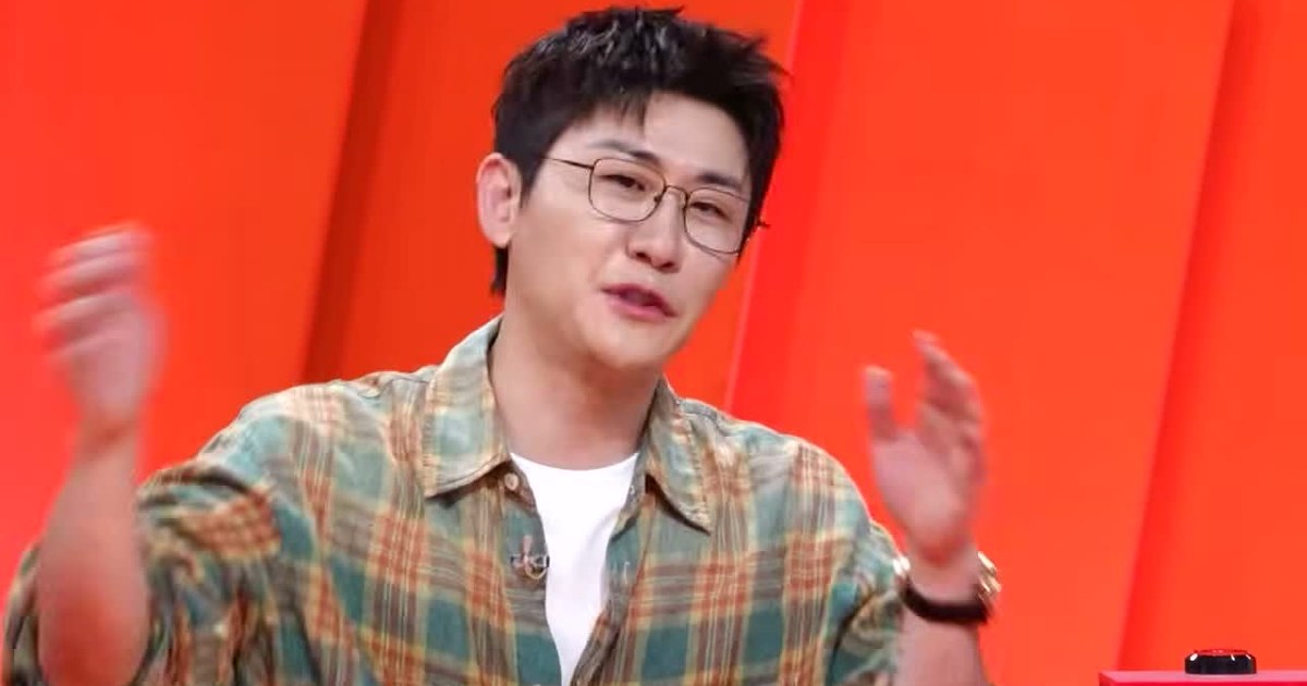 영탁이 KBS2 '사장님 귀는 당나귀 귀' 스튜디오에서 손짓하며 이야기하는 모습