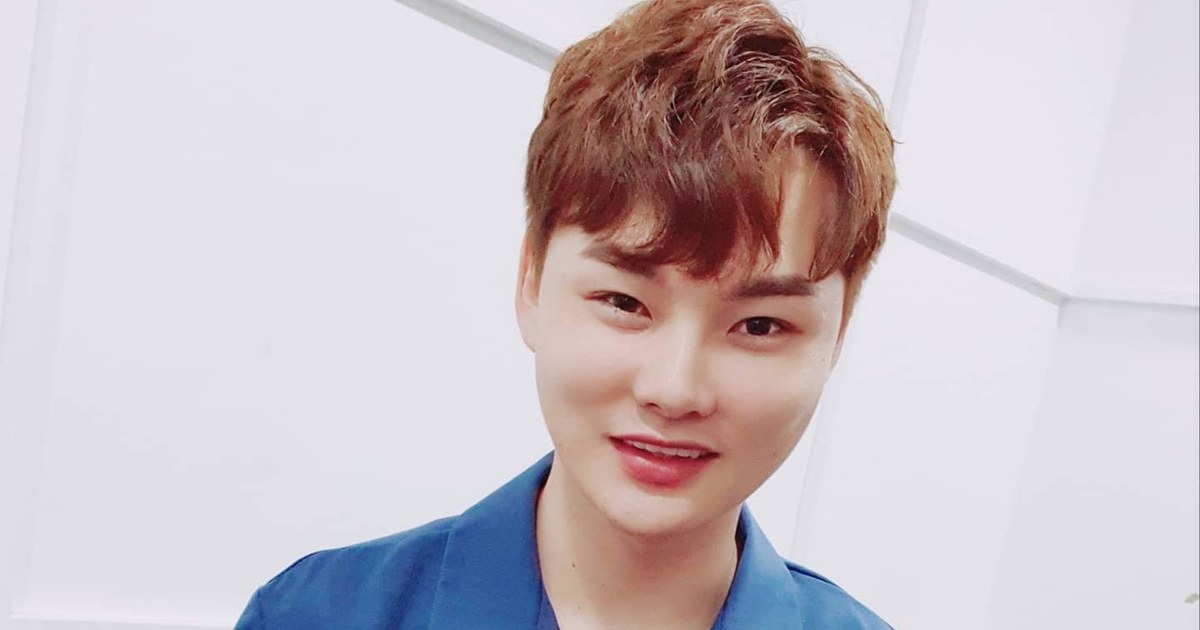 박서진이 파란 셔츠 차림으로 밝게 웃으며 카메라를 보는 모습