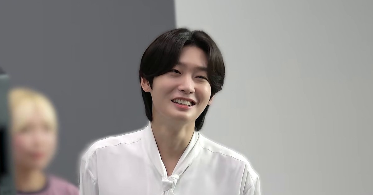 흰 블라우스 차림의 김용빈이 환하게 웃는 상반신 모습