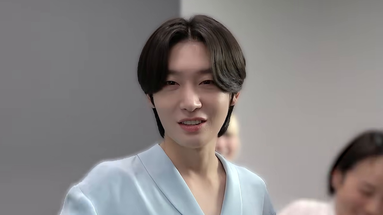 하늘색 상의 차림의 김용빈이 환하게 웃으며 정면을 보는 모습