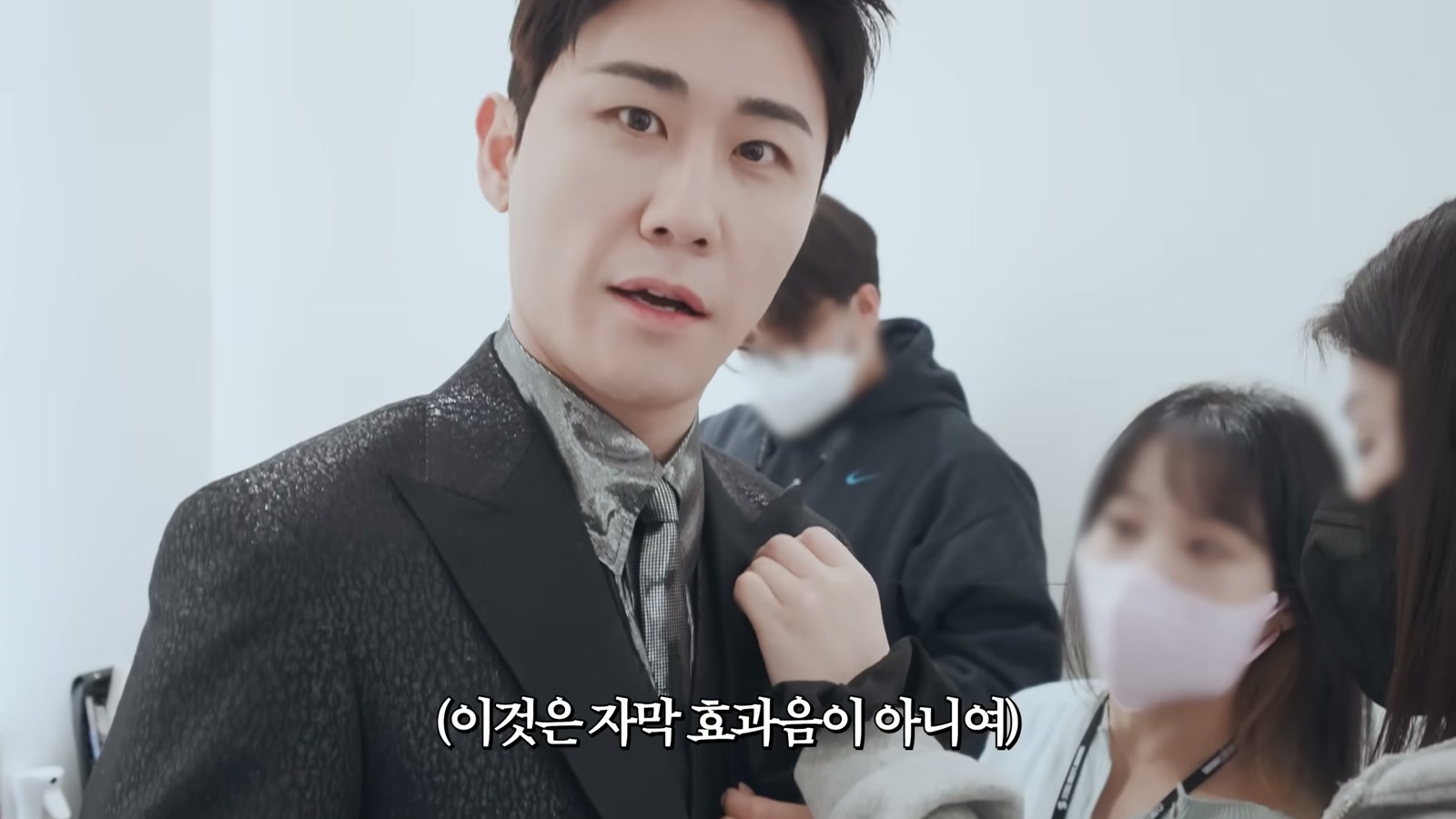 영탁이 검은 정장 차림으로 대기실에서 카메라를 보며 이야기하는 모습