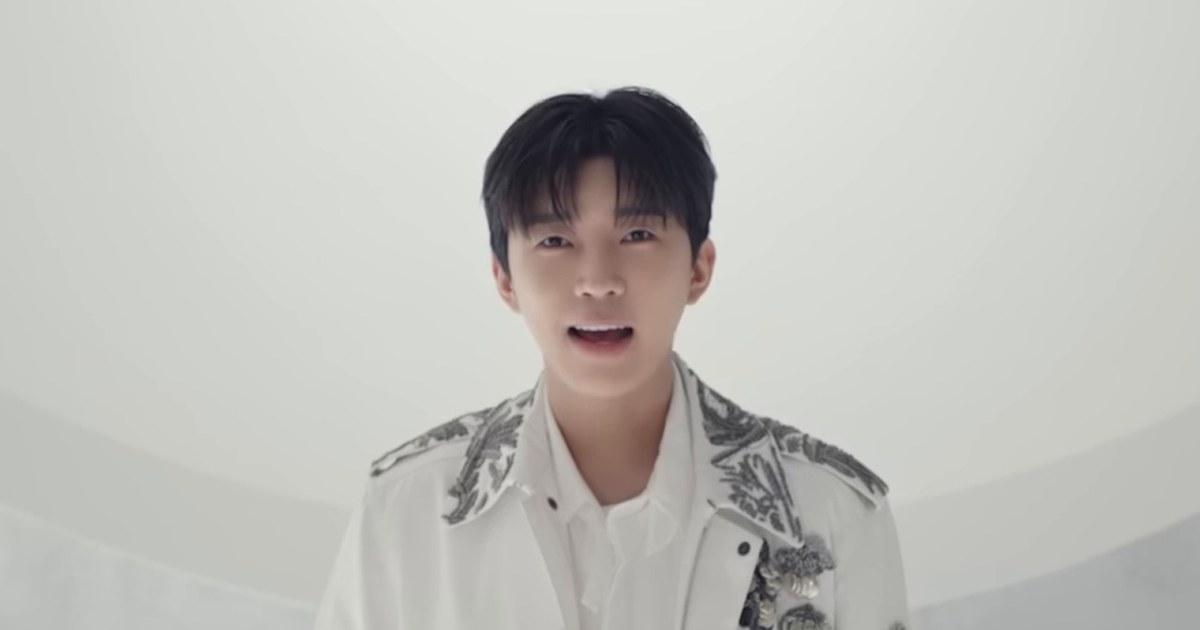 임영웅이 흰 재킷 차림으로 정면을 바라보며 노래하는 모습, 임영웅 공식 유튜브 '순간을 영원처럼' 뮤직비디오 장면