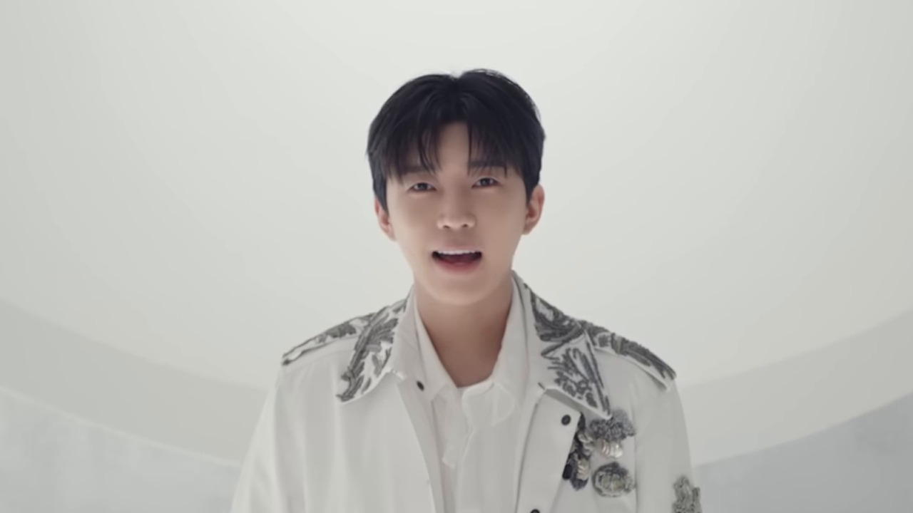 임영웅이 흰 재킷 차림으로 정면을 바라보며 노래하는 모습, 임영웅 공식 유튜브 '순간을 영원처럼' 뮤직비디오 장면